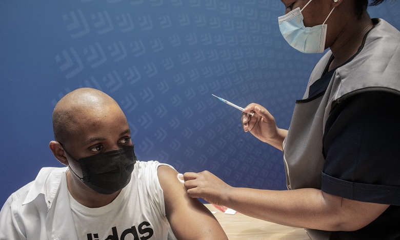 Plus de la moitié du monde est toujours aux prises avec une faible couverture vaccinale et une faible capacité de dépistage, selon l’OMS. Ph : AFP