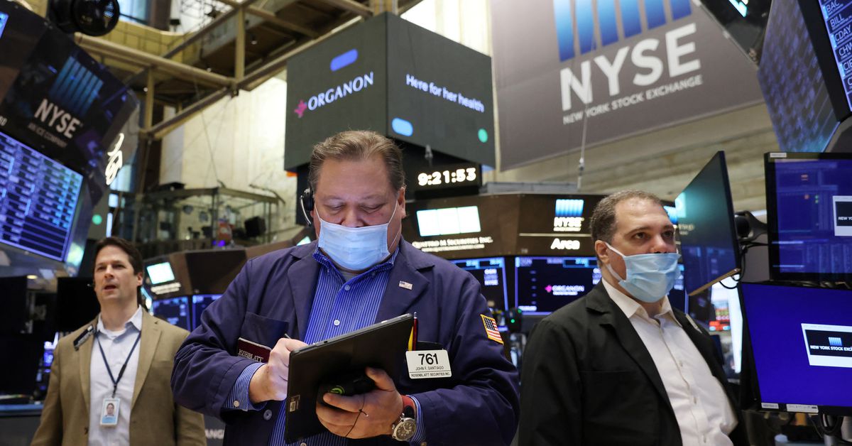 Wall Street falls as oil prices rise, Nasdaq confirms bear market