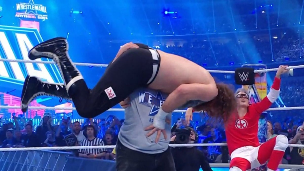 Johnny Knoxville beats Sami Zayn at WrestleMania W / Help From Wee Man