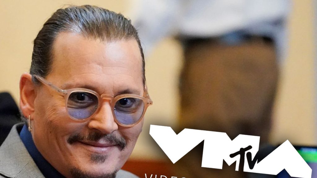 Johnny Depp makes a surprise at the MTV VMAs as Moonman