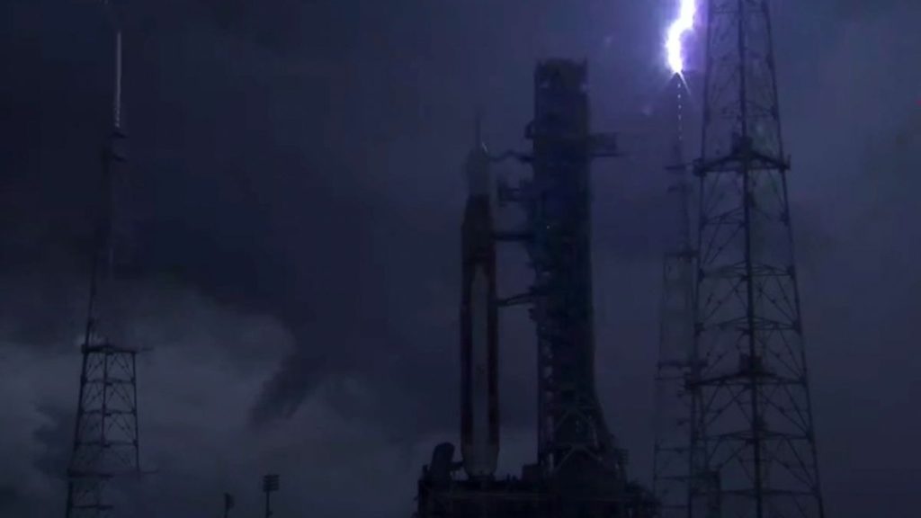 Lightning strikes the Artemis 1 launch pad two days before takeoff (video)