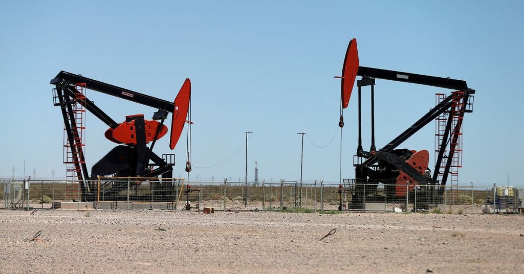 Oil falls on fears of an economic slowdown and a stronger dollar