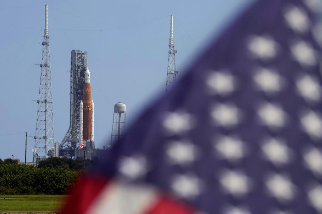 Leak spoils NASA's attempt to launch moon rocket;  Next try in a few weeks